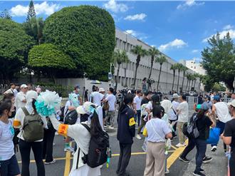 獲釋倒數！柯文哲裝配電子腳環中   陳佩琪法庭外等候