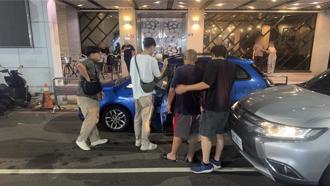 趴引擎盖遭辗毙！南投「4宝妈」再婚出轨   「抖音」认识凶手