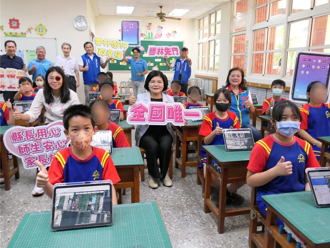 云林率全台之先「1人1平板」 4万余名国中小师生受惠