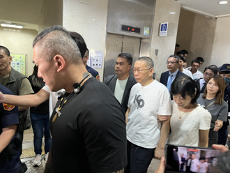   柯文哲關押1年獲釋！換「KP」新衣走出法院   小草喊「阿北出來了」