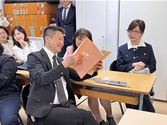 議員出國學ㄅㄆㄇ？ 高雄訪團巴黎上「中文課」笑料百出