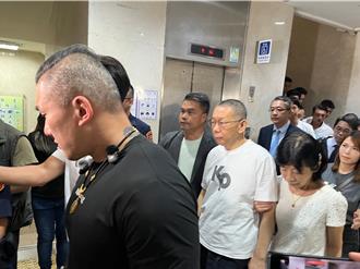 關押1年獲釋  柯文哲說「第一次看到陽光」 小草激動痛哭淚迎