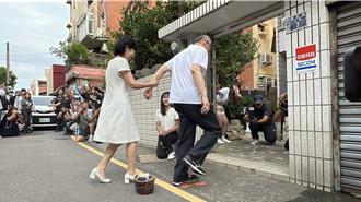 柯文哲4：18分到家   牽起佩琪的手 兩人都笑了