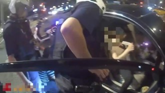 未繫安全帶遭攔查！駕駛挨罰1500　警意外查獲「四條通」女犯