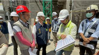 羅一鈞南下高雄視察！抓包「病媒蚊水桶」 疾管署當場開單