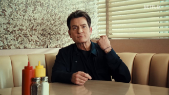 60歲查理辛認性成癮！新片揭「愛滋、男男性愛」告別過去