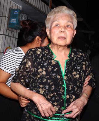 柯文哲返台北 柯妈一路目送：很舍不得