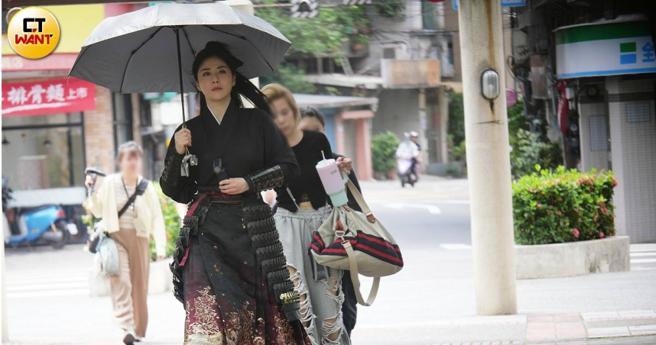 韩瑜投入新剧《阿松与阿暖》的拍摄。（图／本刊摄影组）