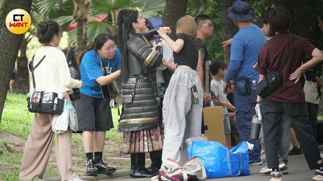 多位工作人员帮韩瑜整理又厚又重的盔甲装。（图／本刊摄影组）