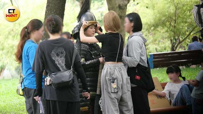 顶着烈日韩瑜还必须戴上闷热的帽子。（图／本刊摄影组）