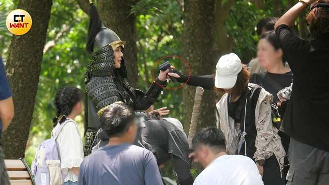 工作人员拿出电风扇帮韩瑜散热。（图／本刊摄影组）