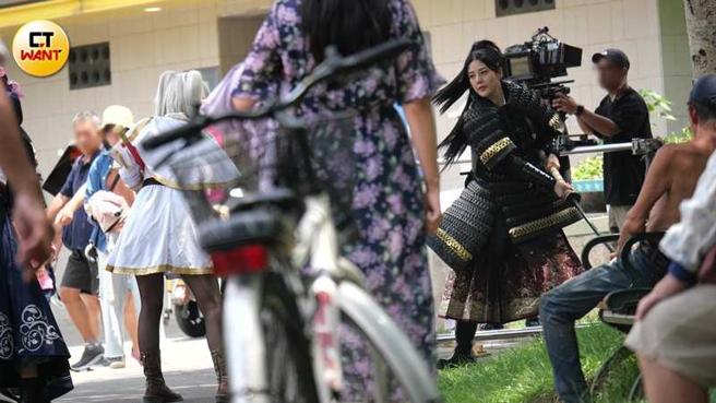 韩瑜在一群奇装异服的角色扮演者前挥刀教学。（本刊摄影组）