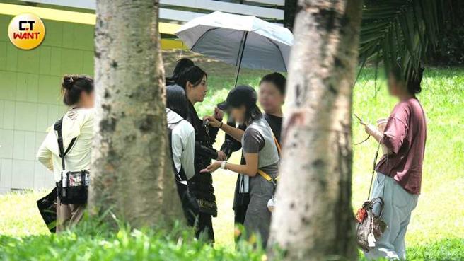 终于收工后韩瑜回到休息区。（图／本刊摄影组）