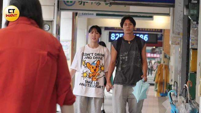 走進騎樓沒有雨了，這對情侶仍緊緊牽著手，看得出感情十分好。（圖／本刊攝影組）