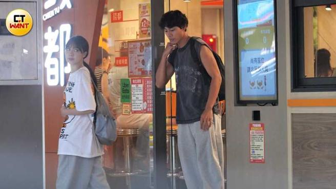 用餐完小倆口一前一後離開火鍋店。（圖／本刊攝影組）