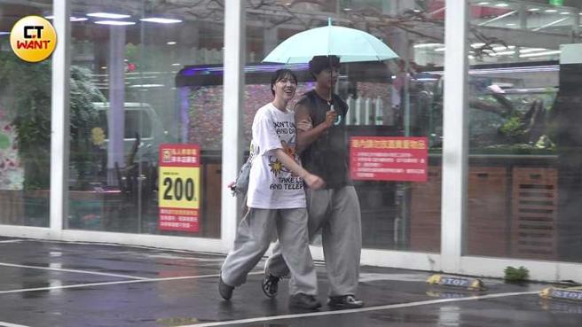 宋宋和各務孝太邊走邊聊，像是話題永遠聊不完，宋宋更是不時笑得開懷，感情甜蜜完全遮掩不住。（圖／本刊攝影組）