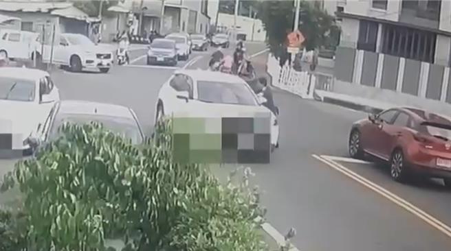 高雄橋頭區7日下午4時許傳警察遭撞案，白色自小客車逃逸時拒檢衝撞，員警倒地手擦傷，危機之際拔槍朝車輛左前方射擊。（警方提供／紀爰高雄傳真）