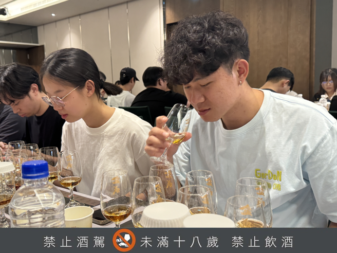 金威獎素人盲測品飲會上，參加者認真評選心目中的佳釀。（石智中攝）
禁止酒駕  未滿18歲 禁止飲酒