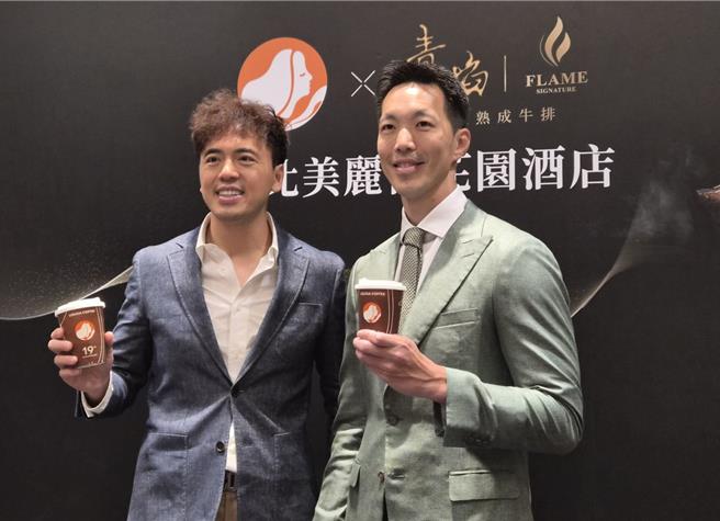 路易莎董事长黄铭贤（左）与美丽信总经理黄安迪（右）。（黄琮渊摄）