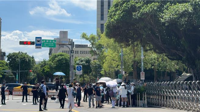 民眾党支持者在博爱路、爱国西路外集结。（民眾提供）