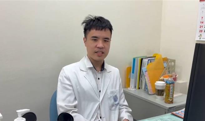 坊間傳聞視網膜剝離手術後必須保持趴臥三個月的說法，童綜合醫院眼科醫師楊啓蘭8日說明，其實臨床上很多病患的破孔是在正上方或側邊，反而術後保持側臥或正立的效果更好，且因醫療技術的進步，也無須長期保持一定姿勢。（童綜合醫院提供）