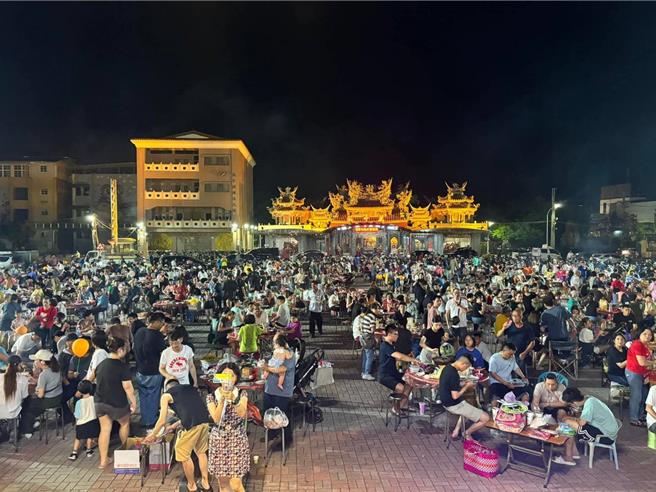 台南市政府已有10多年不鼓勵中秋節烤肉，但民間烤肉習俗仍然興盛，每年中秋節期間都有社區自辦烤肉。（讀者提供／程炳璋台南傳真）