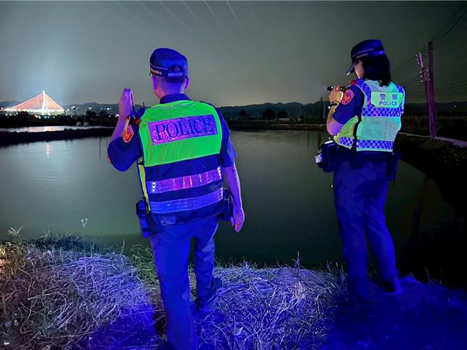 屏东县里港警分局启动为期1个月的「安心养殖」专案，除加强虾池周边道路巡逻外，也针对电缆线窃盗案全力防制，为虾农护虾护心血。（警方提供／谢佳潾屏东传真）