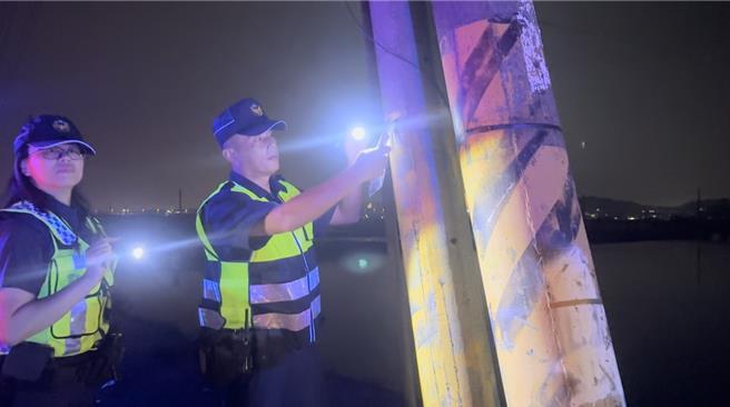 屏东县里港警分局启动为期1个月的「安心养殖」专案，除加强虾池周边道路巡逻外，也针对电缆线窃盗案全力防制，为虾农护虾护心血。（警方提供／谢佳潾屏东传真）