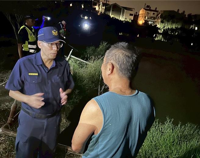 屏东县里港警分局启动为期1个月的「安心养殖」专案，除加强虾池周边道路巡逻外，也针对电缆线窃盗案全力防制，为虾农护虾护心血。（警方提供／谢佳潾屏东传真）