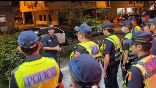 屏东县里港警分局启动为期1个月的「安心养殖」专案，除加强虾池周边道路巡逻外，也针对电缆线窃盗案全力防制，为虾农护虾护心血。（警方提供／谢佳潾屏东传真）