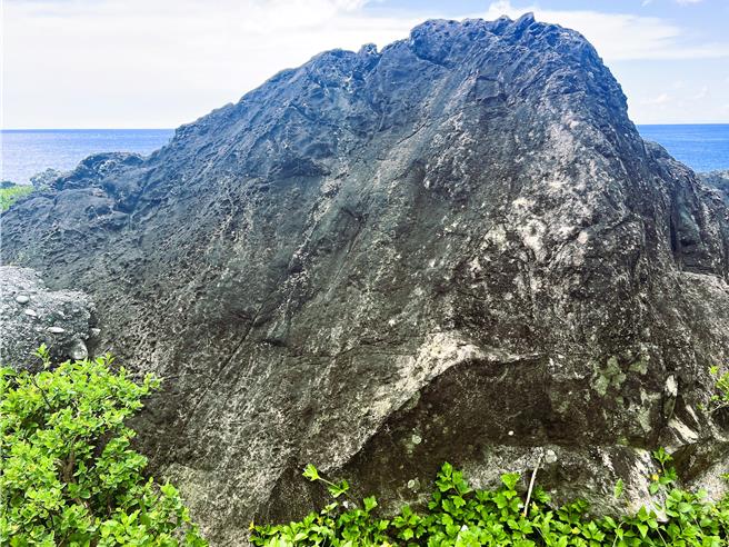 兰屿「咒骂岩」是早期部落族人调解纷争、宣泄情绪的场所。（萧嘉蕙摄）