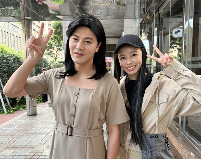 黄文星剧中扮女装、王瞳也戴长假髮。（民视提供）
