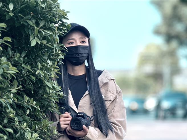 王瞳剧中为徵信社工作戴长假髮。（民视提供）