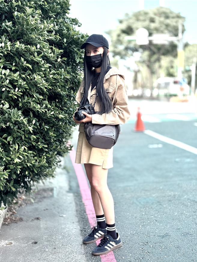 王瞳剧中为徵信社工作戴长假髮。（民视提供）