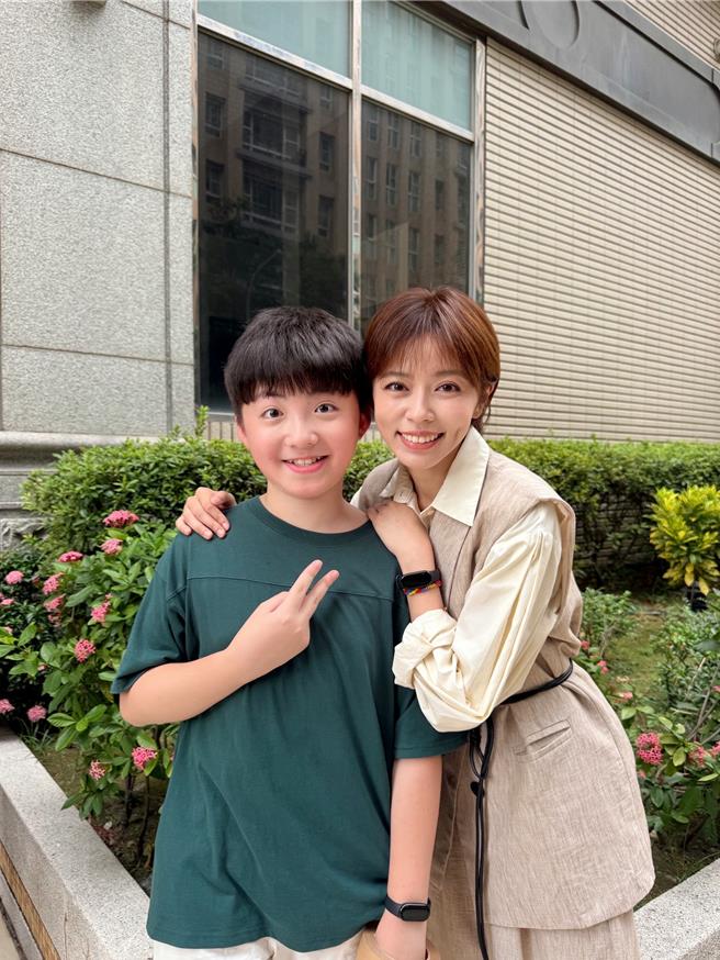 王瞳与剧中儿子王宥谦。（民视提供）