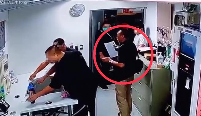 高雄博田國際醫院8月3日發生20多名黑衣人闖入砸院案，主嫌陳永昌（紅圈）拿著一張不明公文，要求地下中控室人員離開。（民眾提供／紀爰高雄傳真）