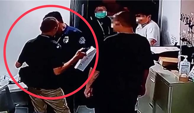 高雄博田國際醫院8月3日發生20多名黑衣人闖入砸院案，主嫌陳永昌（紅圈）拿著一張不明公文，要求中控室人員離開。（民眾提供／紀爰高雄傳真）