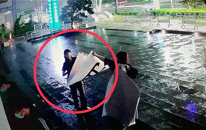 監視器拍下，博田醫院前美編徐姓女員工（紅圈），砸院前天，深夜時前往貼挑釁大字報。（民眾提供／紀爰高雄傳真）