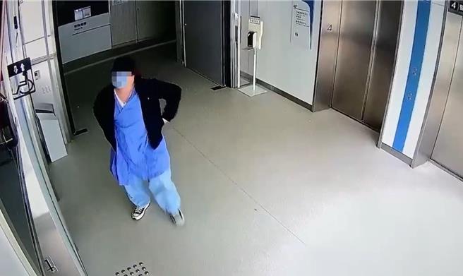 砸醫院當天，有黑衣人為了逃跑，刻意喬裝成病患。（民眾提供／紀爰高雄傳真）