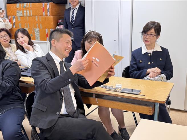 高雄市议会副议长曾俊杰率领16位议员组成的法国城市交流参访团，在巴黎亭林中文学校重回学生时代，认真学习注音符号和正体字。（议会提供）