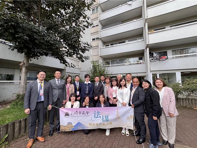 高雄市议会副议长曾俊杰率领16位议员组成的法国城市交流参访团，在巴黎亭林中文学校重回学生时代，认真学习注音符号和正体字。（议会提供）