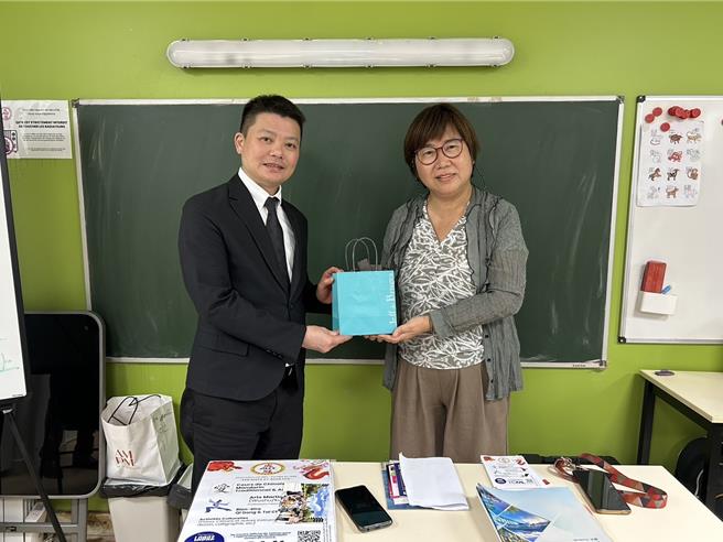 高雄市议会副议长曾俊杰率领16位议员组成的法国城市交流参访团，在巴黎亭林中文学校重回学生时代，认真学习注音符号和正体字。（议会提供）