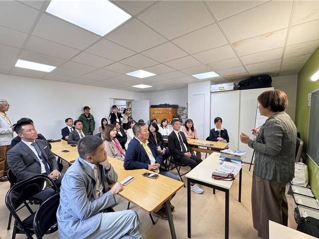 高雄市议会副议长曾俊杰率领16位议员组成的法国城市交流参访团，在巴黎亭林中文学校重回学生时代，认真学习注音符号和正体字。（议会提供）