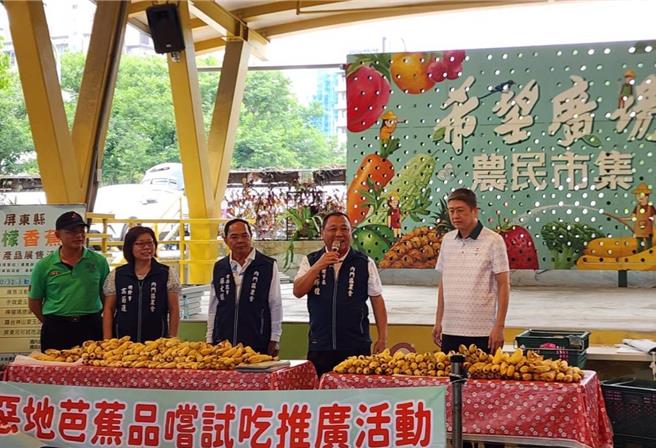 内门农会总干事高菊莲（左二）、理事长洪辉煌（右二）及农友等人今年8月到台北希望广场农民市集举办恶地芭蕉试吃推广活动，受到热烈回响，内门芭蕉在半小时即销售一空。（内门农会提供／林雅惠高雄传真）