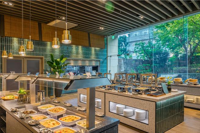 青焰擁有近百道佳餚的半自助吧，餐食特色強調多元風格。（路易莎提供／朱世凱台北傳真）