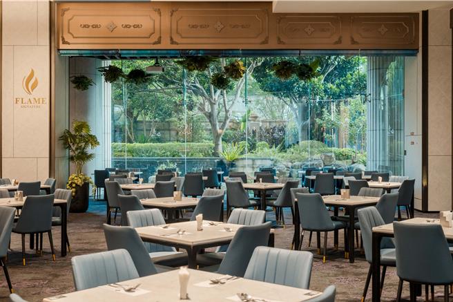 青焰外呈現典雅浪漫的水池庭院和綠意花園。（路易莎提供／朱世凱台北傳真）