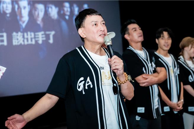 王識賢率大隊人馬現身南投，上百名粉絲熱情迎接。（曼尼娛樂提供）