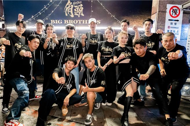 上周末電影《角頭－鬥陣欸》前進寧夏夜市宣傳。（曼尼娛樂提供）