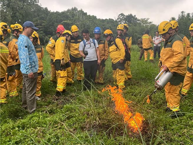 点火器及红外线热感应仪使用讲解。（林保署提供／李京升台中传真）