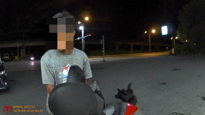 瑞穗分驻所警员张子谦、陈宥升于4日凌晨1时许执行巡逻勤务时，在辖内便利超商停车场发现日前通报失窃的机车，员警立即上前盘查，当场将涉嫌窃盗的50岁男子逮捕。（图／简铭柱翻摄）